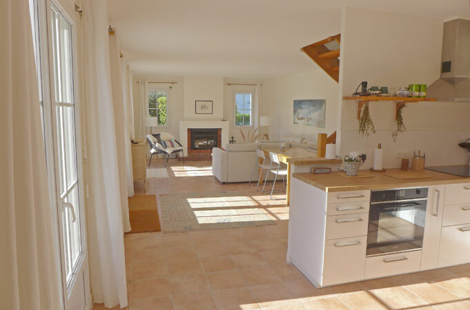 Vue ensemble cuisine et salon